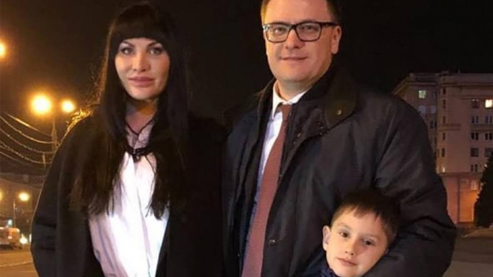 «Поделитесь с нами своей пятничной радостью»: Алексей Текслер прогулялся с семьёй по Челябинску