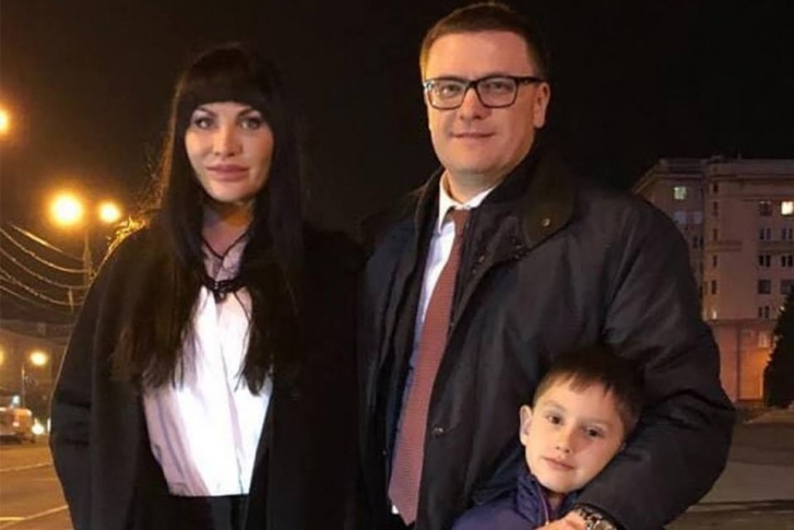 Новый глава региона с женой и сыном сфотографировались на площади Революции Новый глава региона с женой и сыном сфотографировались на площади Революции