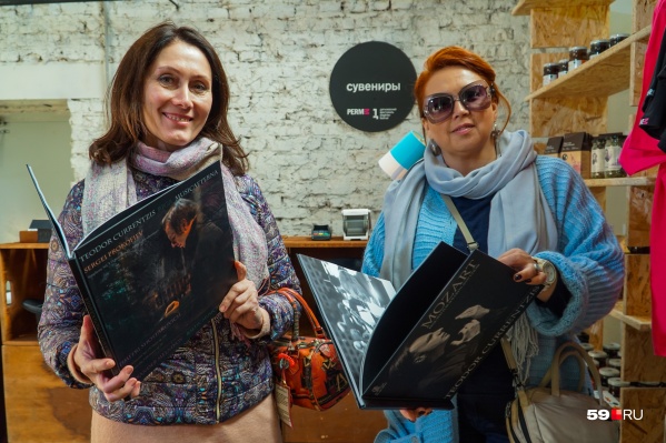 Дамы выбрали книги и зонтики Дамы выбрали книги и зонтики