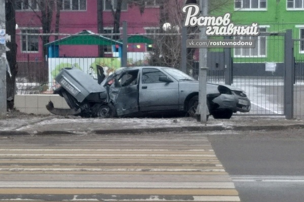Машина протаранила бордюр и дерево Машина протаранила бордюр и дерево