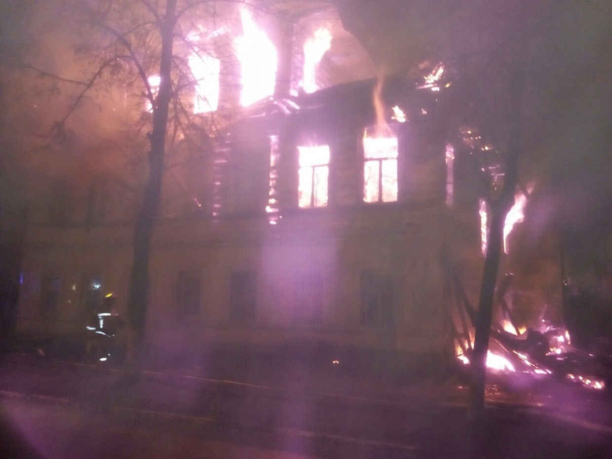 Во время пожара в доме погибли семь человек Во время пожара в доме погибли семь человек