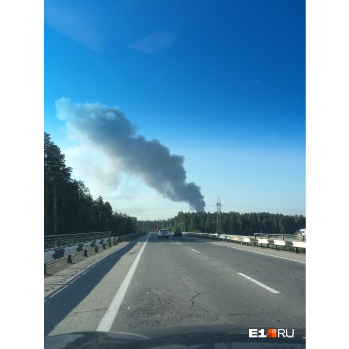 На Эльмаше обуздали пожар на складе, где хранятся масла