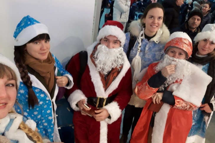 В аэропорту пермские Снегурочки и Деды Морозы сделали коллективное фото перед вылетом