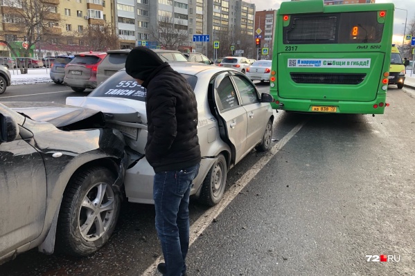 Бампер и багажник автомобилей помялись после столкновения Бампер и багажник автомобилей помялись после столкновения