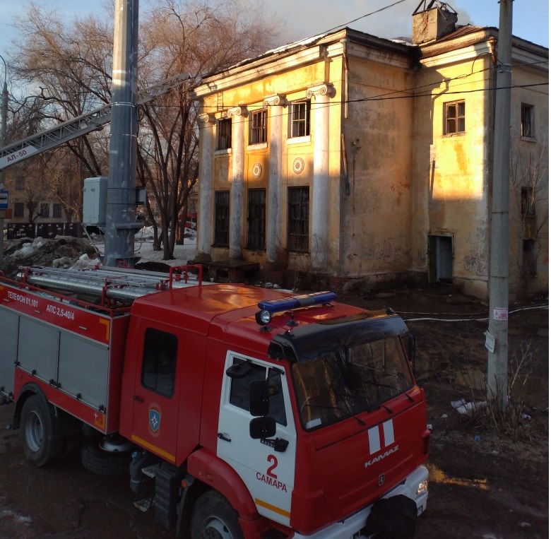 В Самаре два часа тушили здание бывшего дома культуры «Знамя»