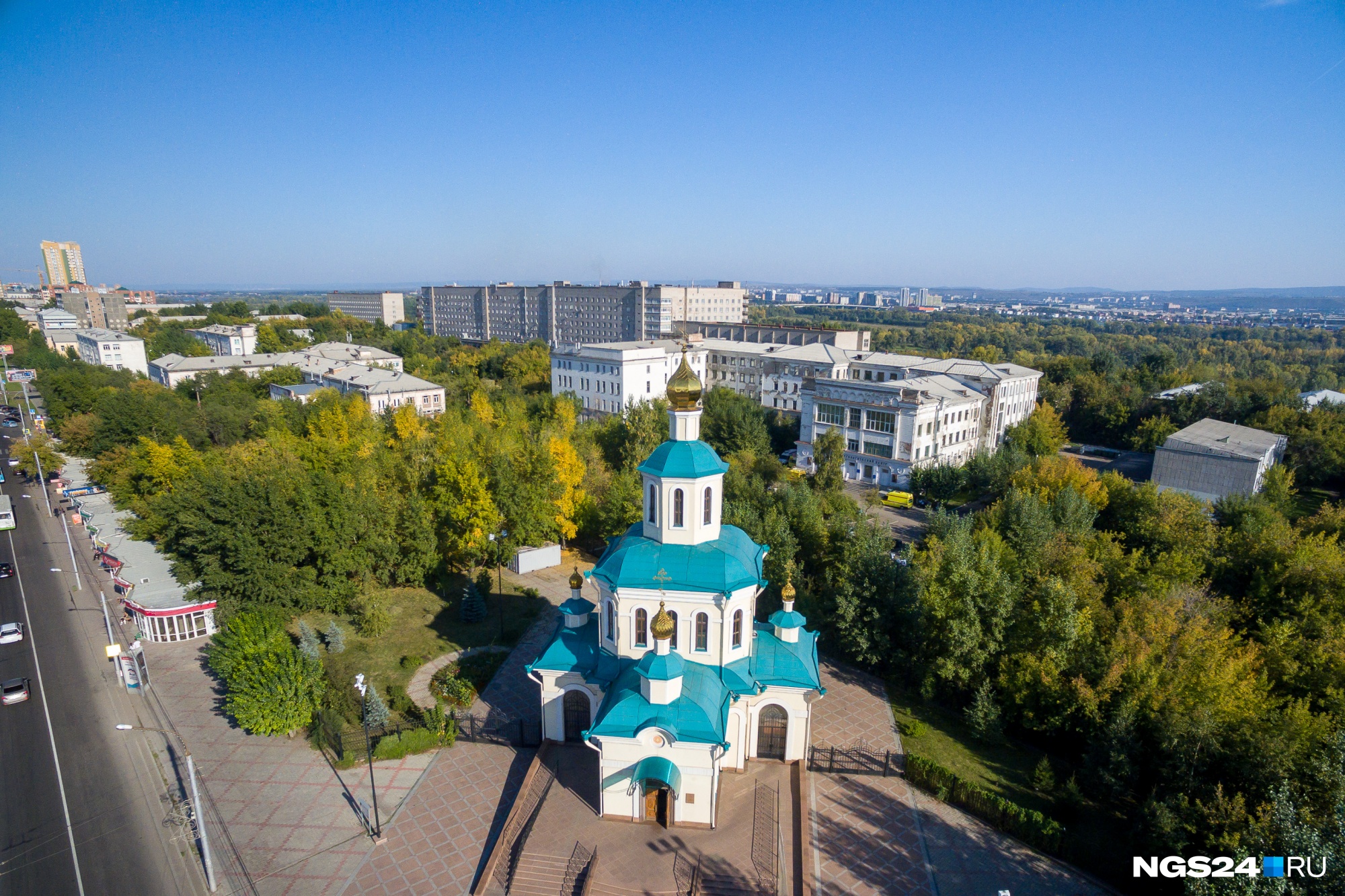 Сейчас площадка Краевой больницы легко просматривается, а раньше ее закрывала череда павильонов и зеленые деревья Сейчас площадка Краевой больницы легко просматривается, а раньше ее закрывала череда павильонов и зеленые деревья