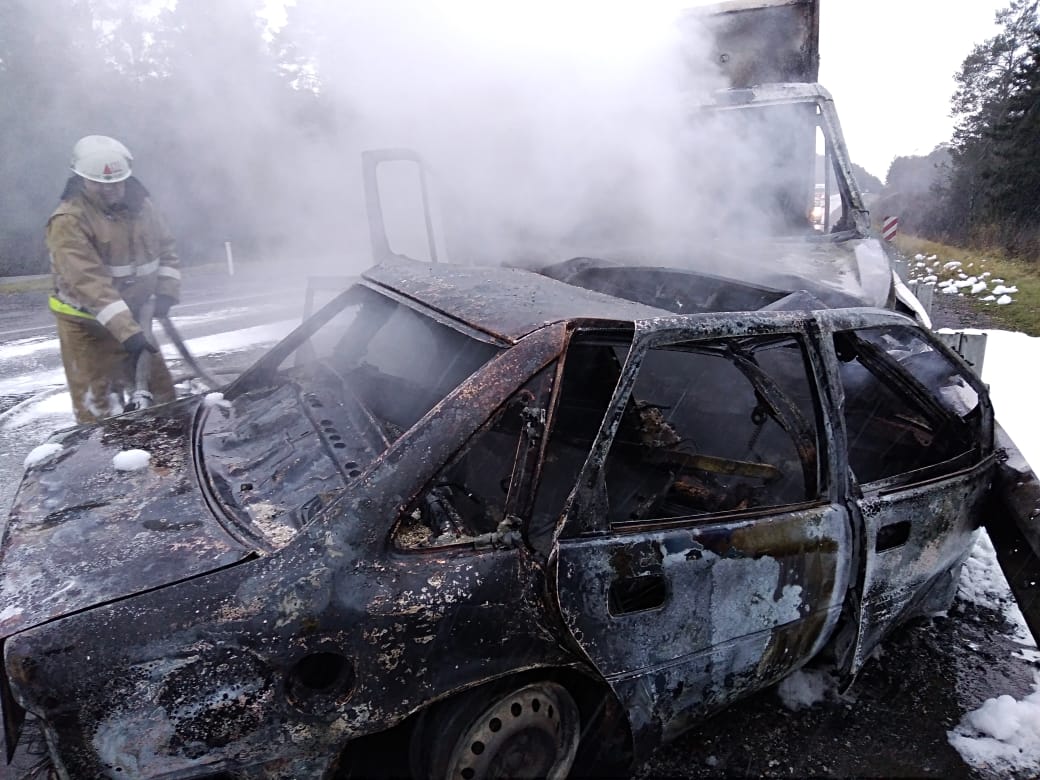 На челябинской трассе легковушка загорелась после аварии с грузовиком, есть погибшие