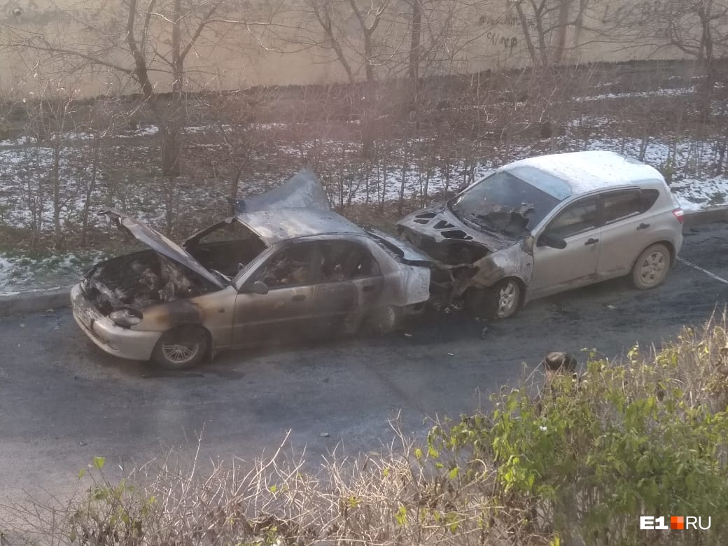 Водитель был внутри, когда начался пожар»: на Уктусе ночью сгорела машина |  20.10.2019 | Екатеринбург - БезФормата