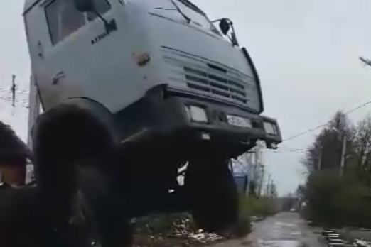 Кабина грузовика висит в воздухе Кабина грузовика висит в воздухе