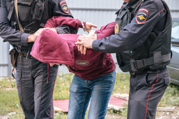 Мальчики передали грабителя полицейским Мальчики передали грабителя полицейским
