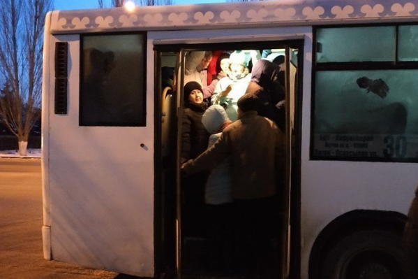Поездка в городском транспорте больше похожа не квест — не пройдешь, не протиснешься Поездка в городском транспорте больше похожа не квест — не пройдешь, не протиснешься