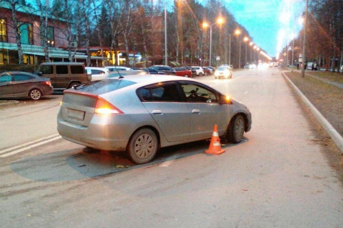 Автомобиль выезжал из двора и сбил переходившего дорогу мужчину Автомобиль выезжал из двора и сбил переходившего дорогу мужчину