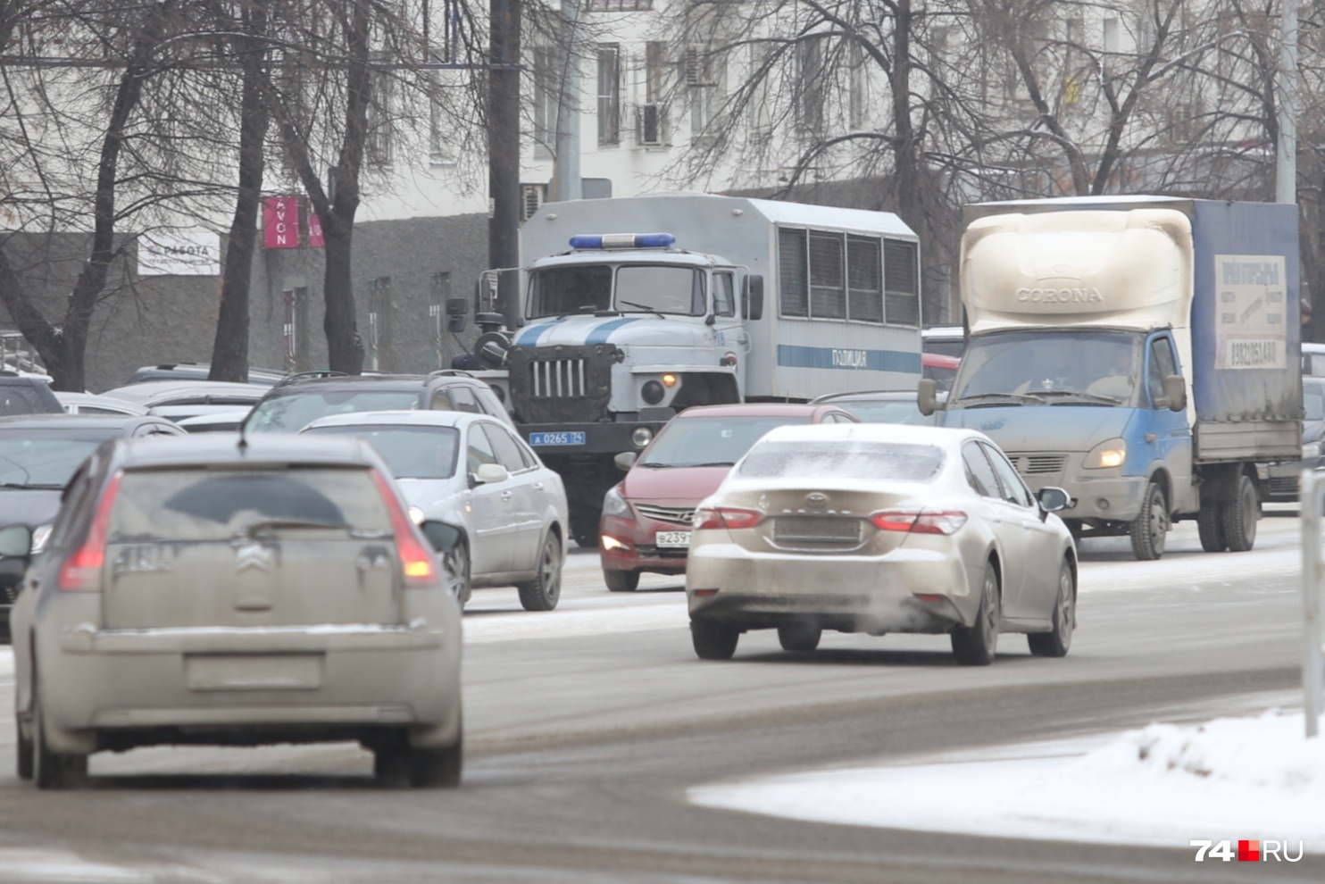Напротив места, где произошла стрельба, припарковали автозак ОМОНа Напротив места, где произошла стрельба, припарковали автозак ОМОНа
