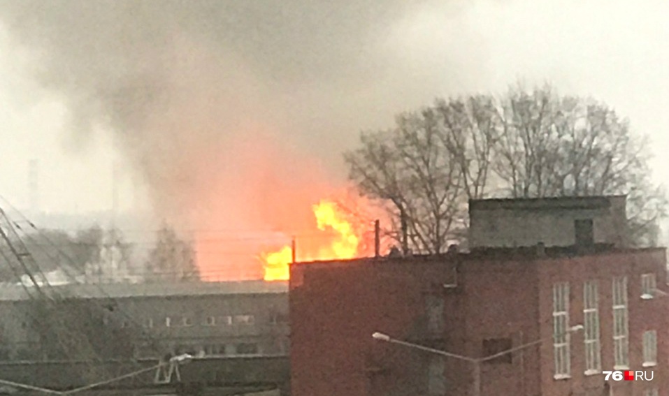 Пламя выше домов: крупный пожар в Ярославле. Что горит
