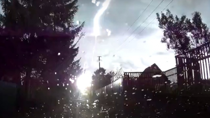 Света до сих пор нет: в Ярославской области разряд молнии ударил в линию электропередач