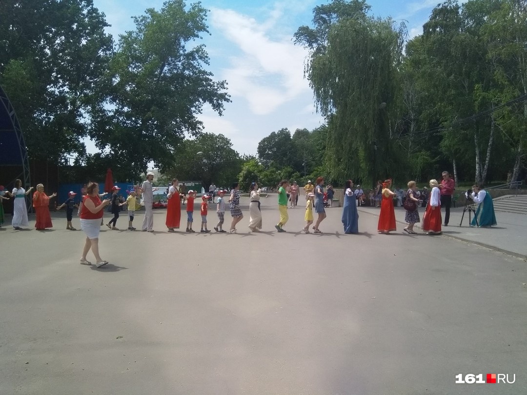 Здесь ростовчане водили хороводы. На фото — своеобразный хоровод «Сила рода» Здесь ростовчане водили хороводы. На фото — своеобразный хоровод «Сила рода»