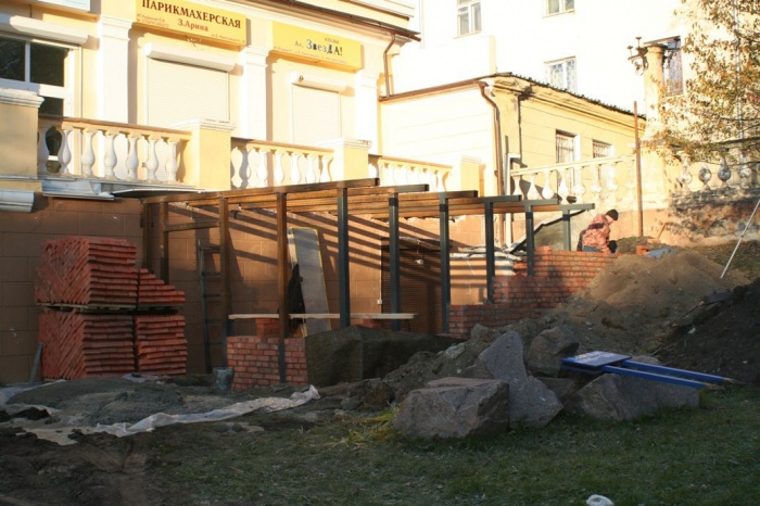 Раньше в этом гараже работала изостудия, но потом его продали Раньше в этом гараже работала изостудия, но потом его продали