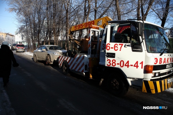 Полицейские пытались погрузить машину на эвакуатор Полицейские пытались погрузить машину на эвакуатор