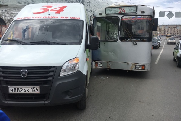Авария случилась по пути к остановке «Универмаг "Калининский"» Авария случилась по пути к остановке «Универмаг "Калининский"»