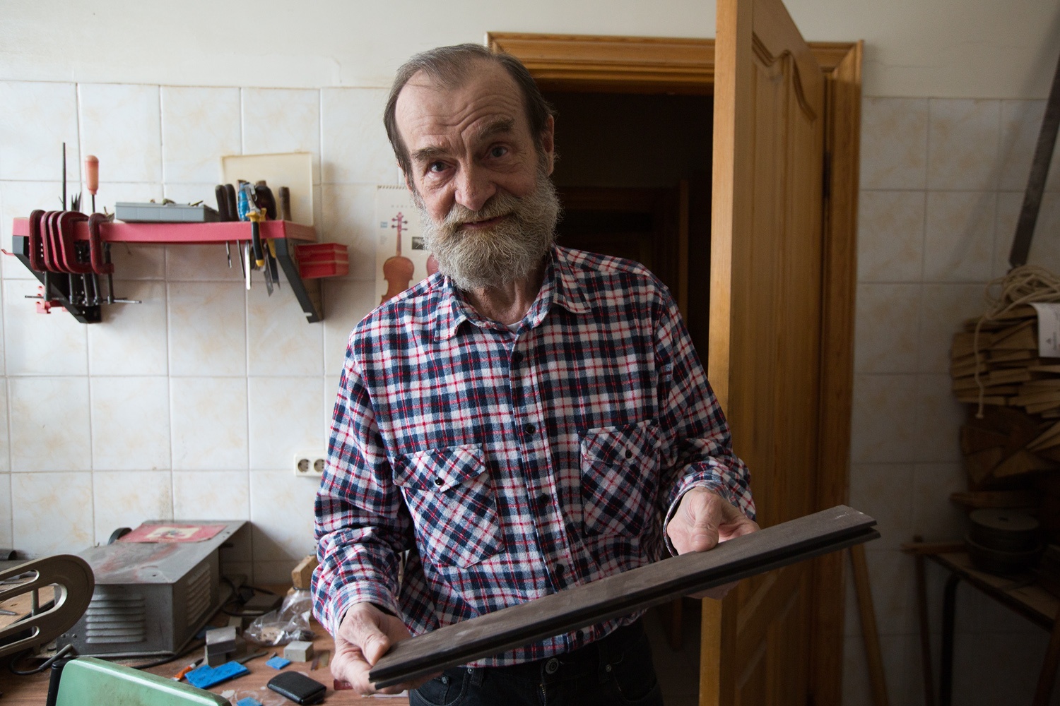 Трудно поверить, что скрипки можно сделать из таких досок Трудно поверить, что скрипки можно сделать из таких досок