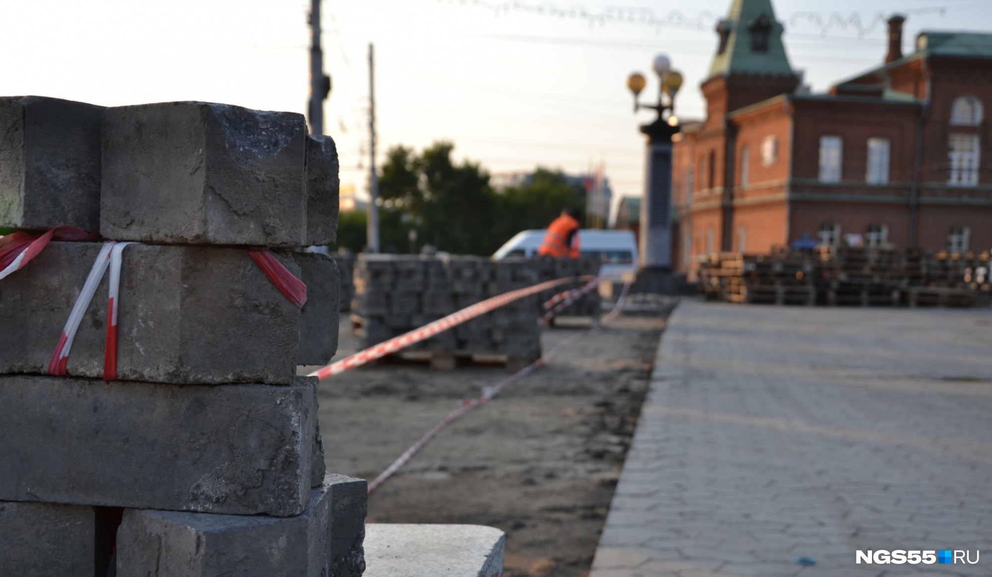 В Омске начали ремонтировать Театральную площадь