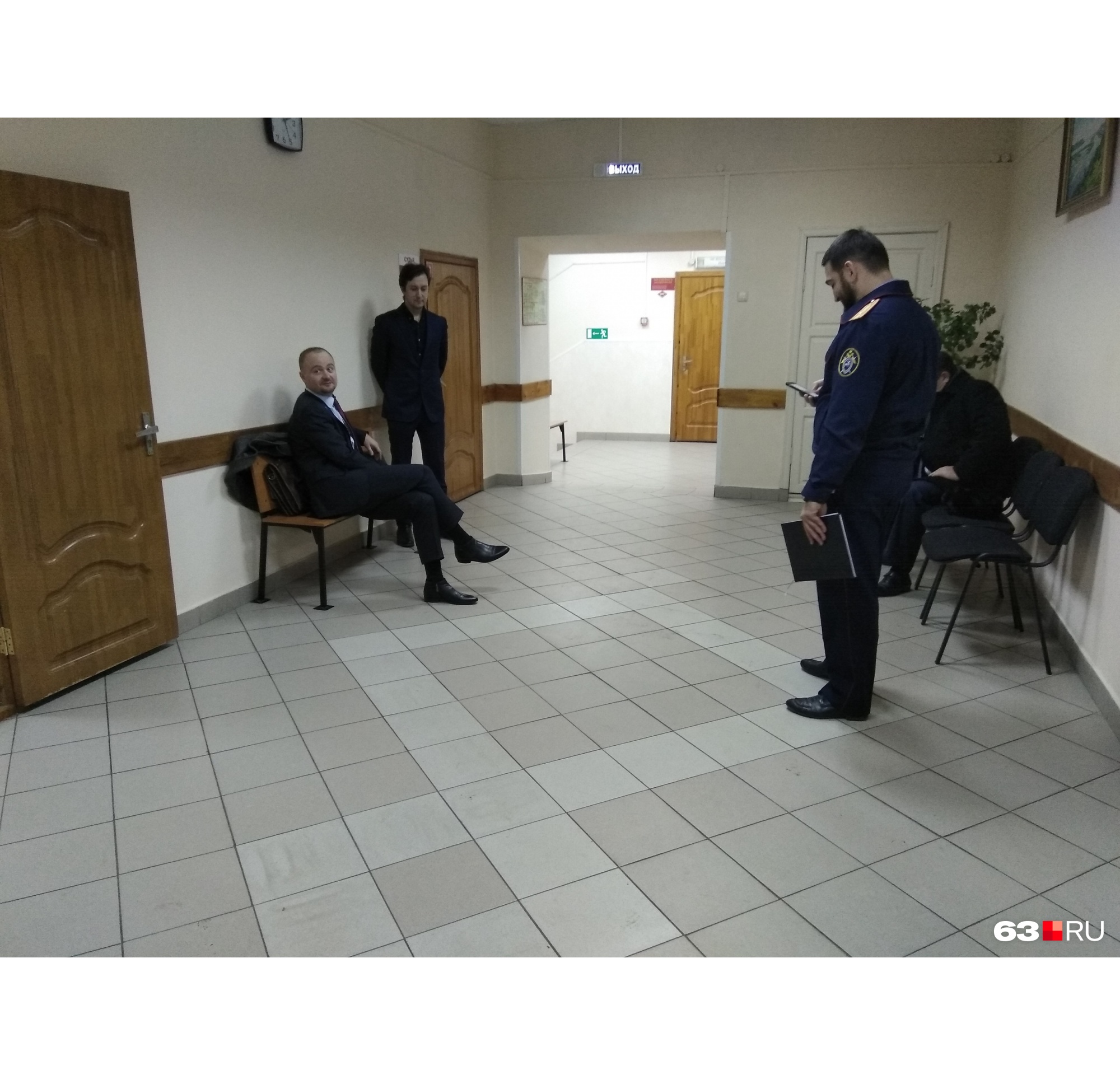 Василий Подмарьков (слева на скамейке), Виталий Тюленев (справа) Василий Подмарьков (слева на скамейке), Виталий Тюленев (справа) 