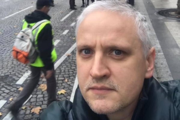 На акцию протеста в Париже вышли около 100 тысяч человек в жилетах салатового цвета На акцию протеста в Париже вышли около 100 тысяч человек в жилетах салатового цвета