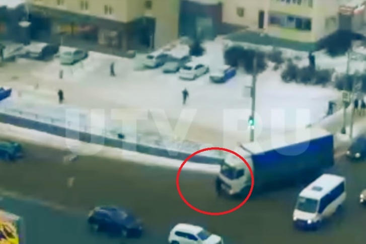 Грузовик протащил девушку несколько метров Грузовик протащил девушку несколько метров