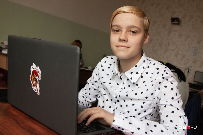 Ксюша Абрамова с шести лет любит заниматься компьютерами и учится на оператора ЭВМ