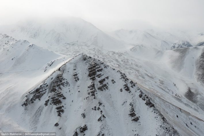 Снега в Киргизии не много, в основном он в горах, но даже там не везде