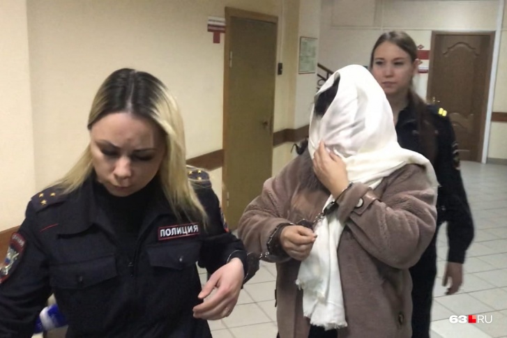 На заседании женщина закрывала лицо шарфом На заседании женщина закрывала лицо шарфом