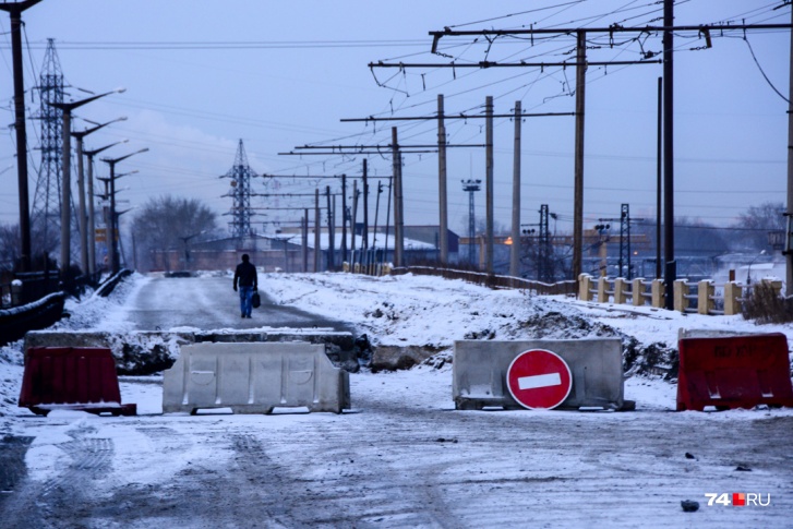 Одинокие странники идут от закрытого моста в сторону ближайшей остановки на шоссе Металлургов — а это более трёх километров