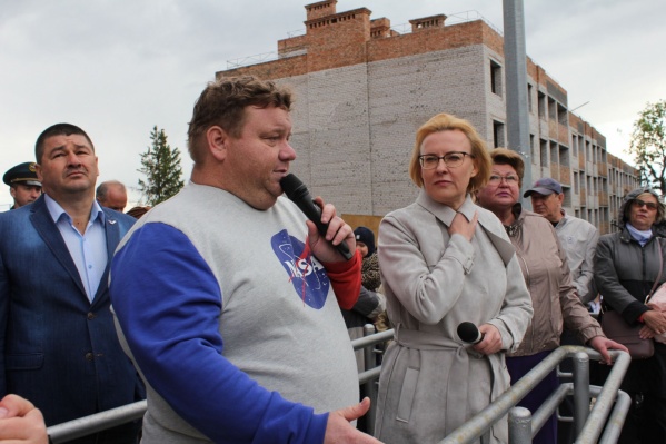 Дмитрий Колчин поддерживал жителей с самого начала конфликта на Пятой просеке — там хотели построить высотки, а люди <a href="https://63.ru/text/realty/55364571/" target="_blank" class="_">просили школу</a><br> Дмитрий Колчин поддерживал жителей с самого начала конфликта на Пятой просеке — там хотели построить высотки, а люди <a href="https://63.ru/text/realty/55364571/" target="_blank" class="_">просили школу</a><br>
