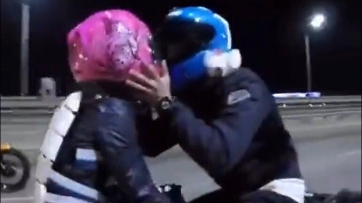 «Романтичный, но дурак»: в Ростове байкер сделал предложение своей девушке, сидя на мотоцикле