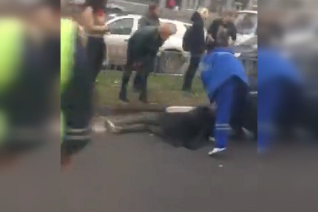 Женщину доставили в больницу Женщину доставили в больницу