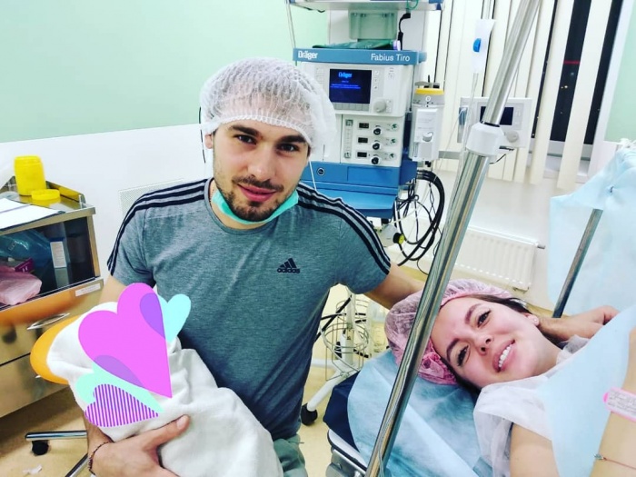 Антон Шипулин с женой и дочкой Антон Шипулин с женой и дочкой