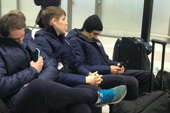 Вылета игроки ждут с раннего утра, и когда вся команда доберётся до Москвы, пока неясно Вылета игроки ждут с раннего утра, и когда вся команда доберётся до Москвы, пока неясно