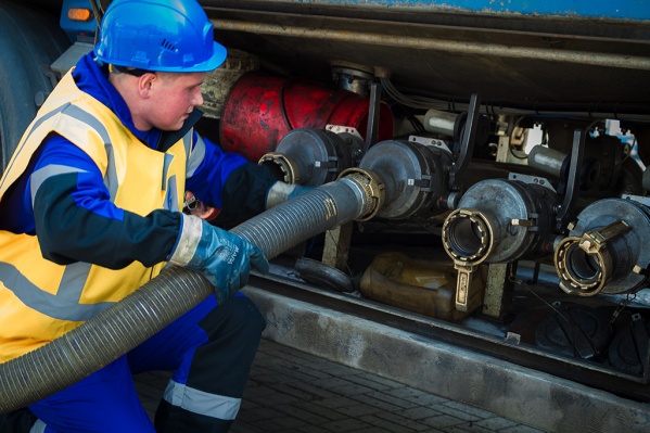 Устав от выкрутасов нефтяных компаний, правительство в приказном порядке ограничило цены Устав от выкрутасов нефтяных компаний, правительство в приказном порядке ограничило цены