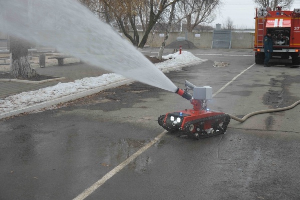 Дальность водяной струи робота — до 45 метров. Дальность водяной струи робота — до 45 метров.