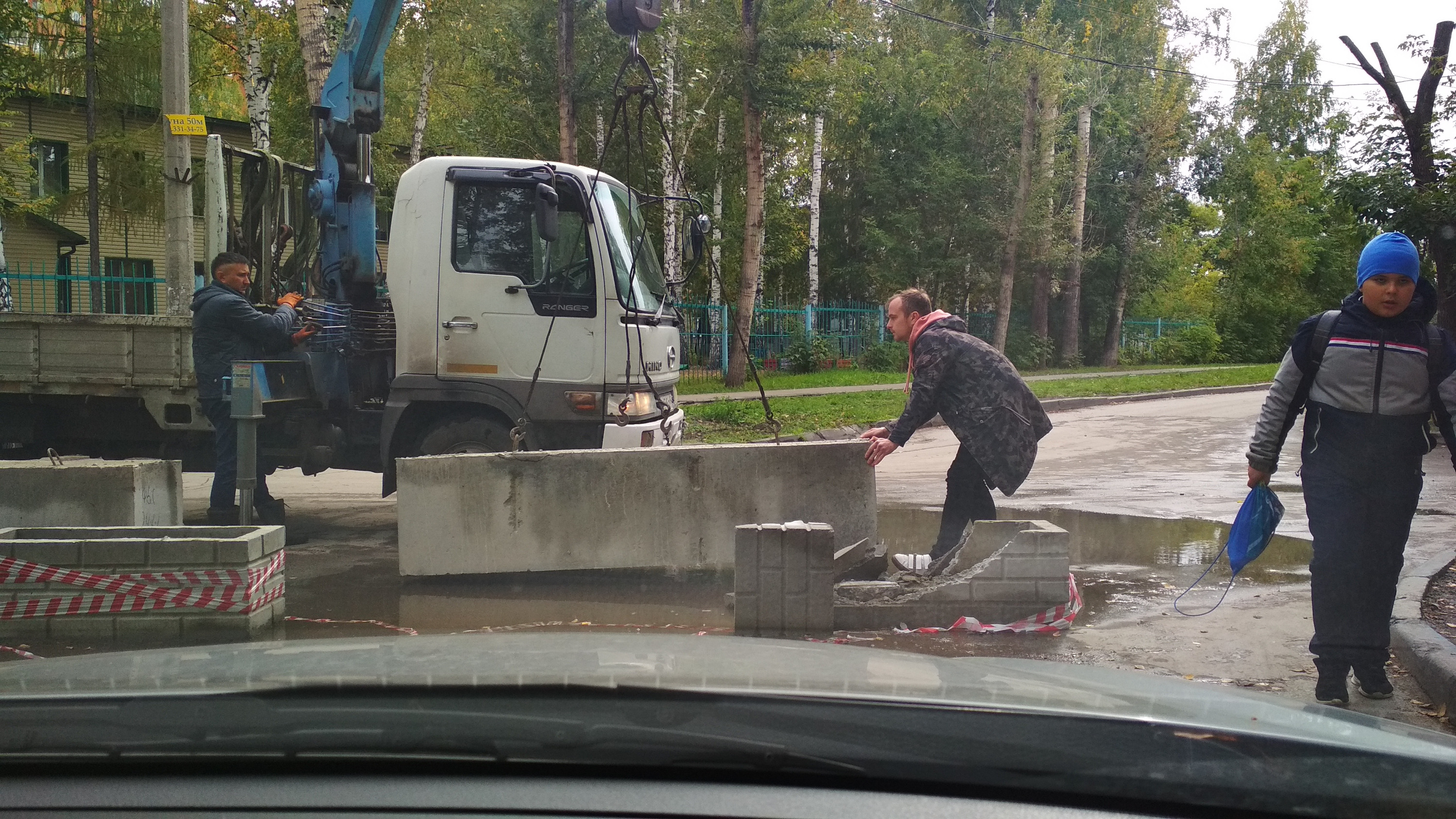 Жильцы дома устали от потока машин, который проходит мимо их подъездов Жильцы дома устали от потока машин, который проходит мимо их подъездов