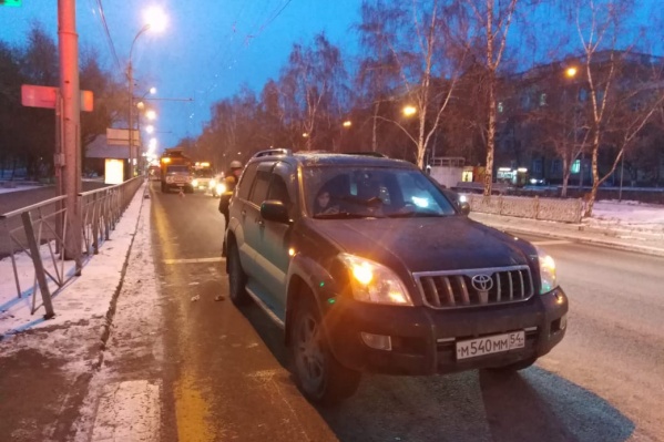 Внедорожник наехал на провода Внедорожник наехал на провода