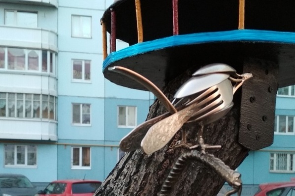 Мастер сделал столовую для птиц на одном из пней старого дерева. Птичка получилась из вилок и ложек Мастер сделал столовую для птиц на одном из пней старого дерева. Птичка получилась из вилок и ложек