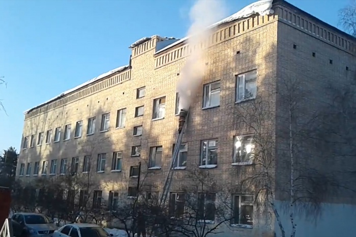 В Улан-Удэ подросток напал с топором на школьников и поджёг класс на третьем этаже В Улан-Удэ подросток напал с топором на школьников и поджёг класс на третьем этаже