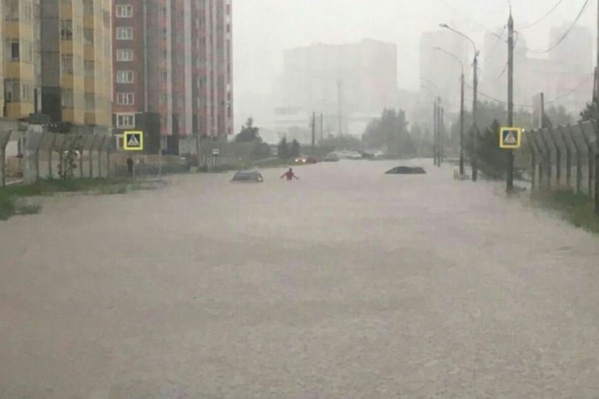 Сильные дожди накануне почти полностью парализовали город Сильные дожди накануне почти полностью парализовали город