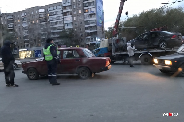 На опасный участок из-за неработающего светофора пешеходы и автомобилисты жалуются уже месяц На опасный участок из-за неработающего светофора пешеходы и автомобилисты жалуются уже месяц