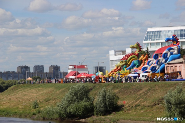 На каждый массовый праздник батуты ставят в центре города На каждый массовый праздник батуты ставят в центре города