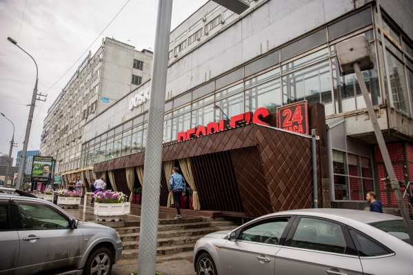 Инцидент у бара произошёл сегодня ночью — на утро 11 августа следов драки уже нет Инцидент у бара произошёл сегодня ночью — на утро 11 августа следов драки уже нет