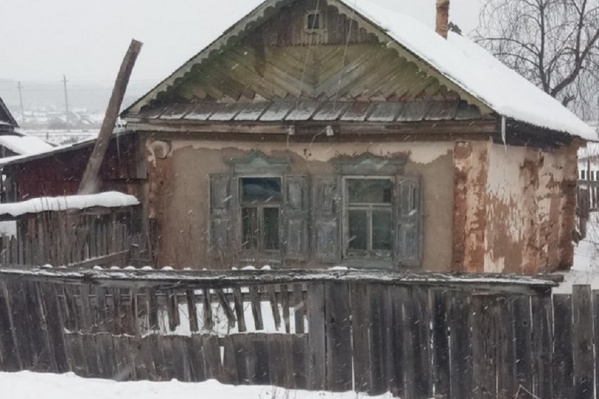 В таком доме Рифкат живет уже несколько лет, потому что денег не хватает даже на еду В таком доме Рифкат живет уже несколько лет, потому что денег не хватает даже на еду