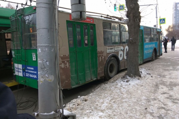 Из-за аварии на Красном проспекте образовалась пробка Из-за аварии на Красном проспекте образовалась пробка