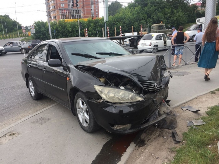 Авария случилась на перекрёстке Красного проспекта и улицы Георгия Колонды Авария случилась на перекрёстке Красного проспекта и улицы Георгия Колонды